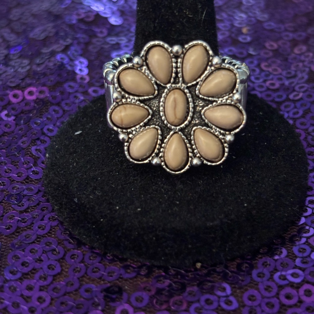 paparazzi Cream Floral Cluster Statement Ring
